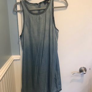 FRANCESCA’S CHAMBRAY BLUE SHIFT DRESS